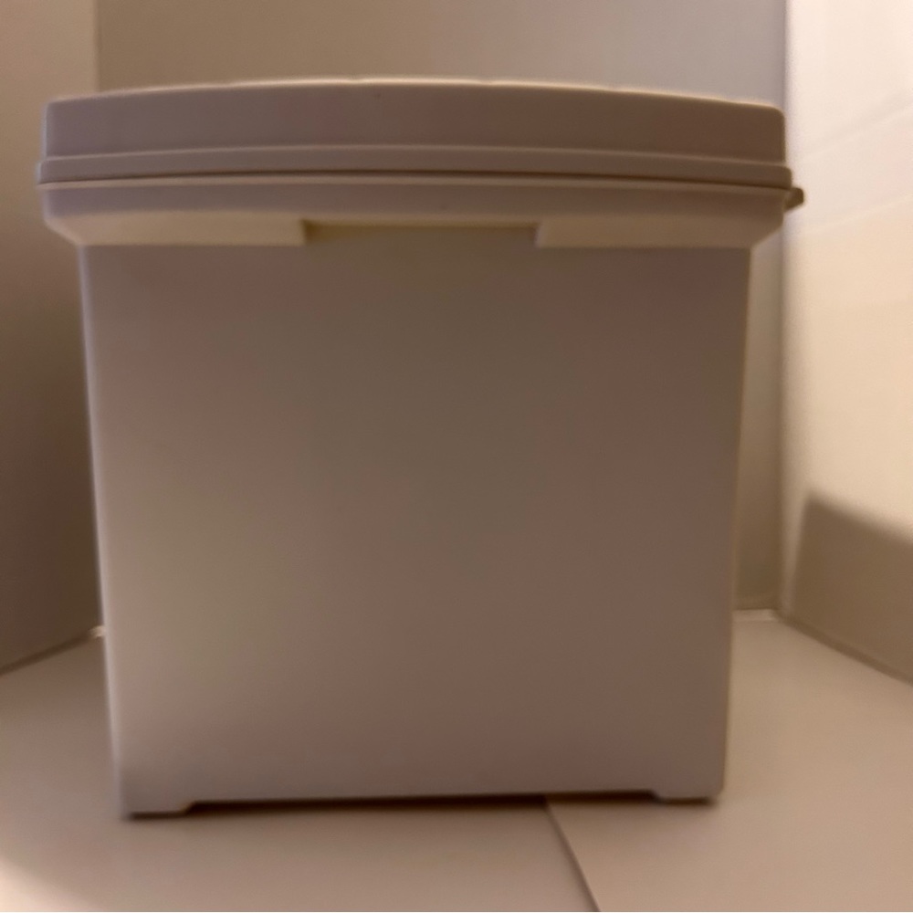 Portable Plastic Storage Box With Handle - Picture 6 of 12